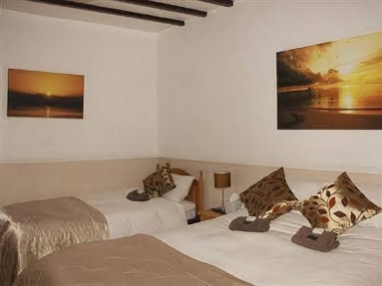 Фото Stone's Throw Guesthouse