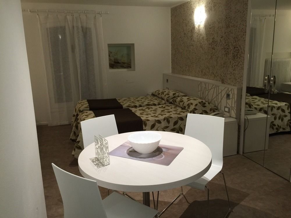 Фото Hotel Holiday