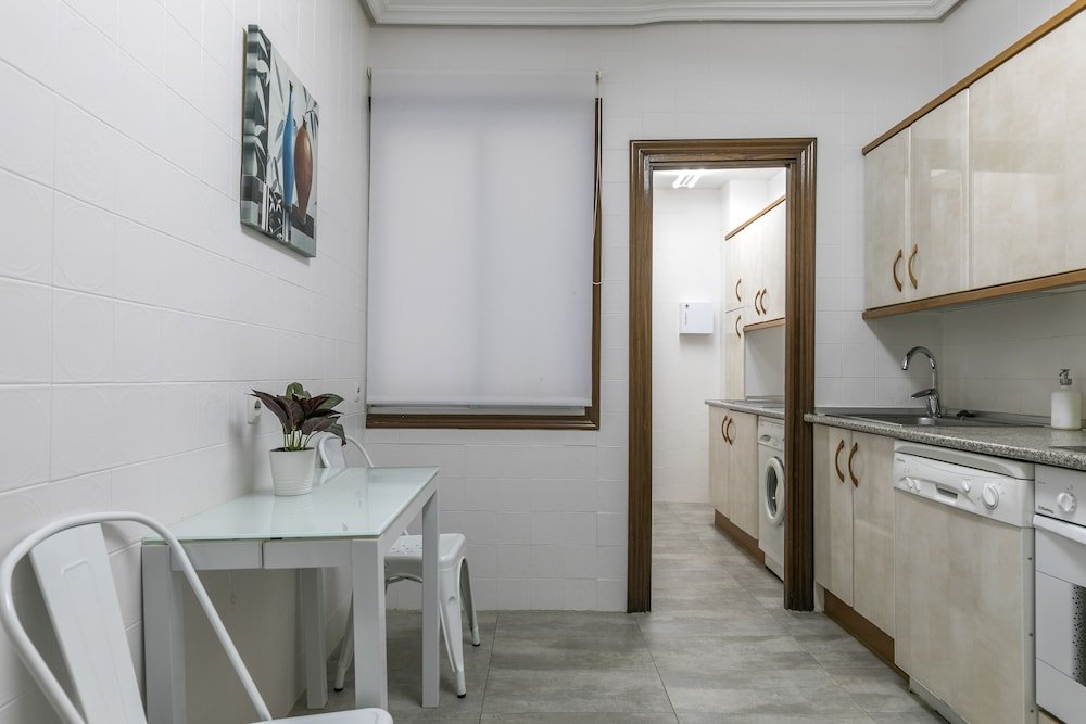 Фото Zubieta by Forever Rentals. 4 Bedroom Apartment. Wifi. Groups. 80m. Beach