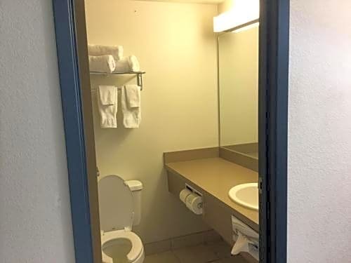 Фото Super 8 by Wyndham High River Ab