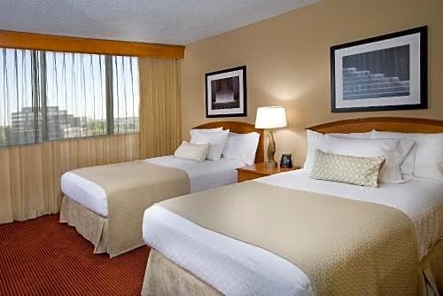 Фото Embassy Suites Hotel Kansas City - International Airport