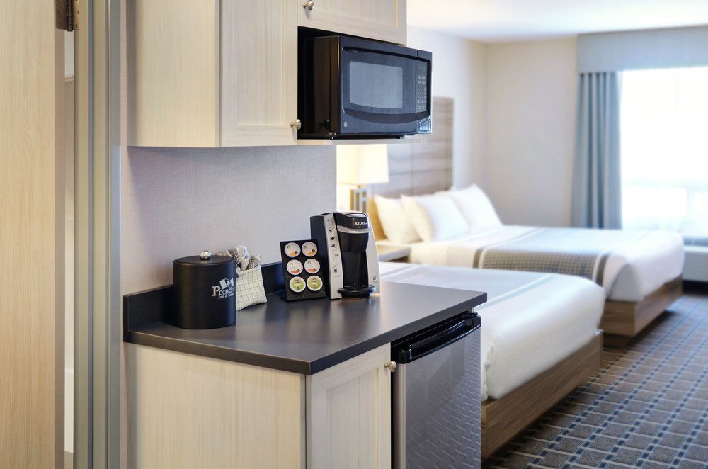 Фото Pomeroy Inn & Suites Prince George