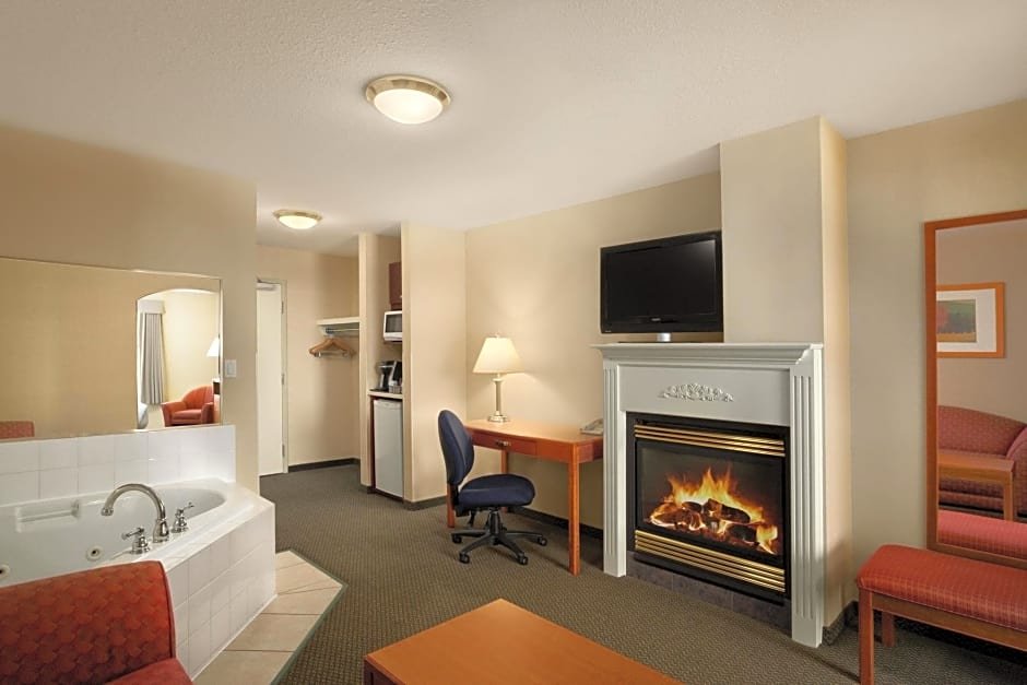 Фото Days Inn by Wyndham Edmonton South