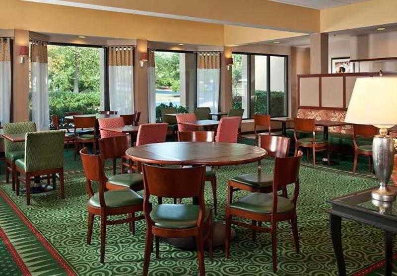 Фото Courtyard Charlotte Arrowood