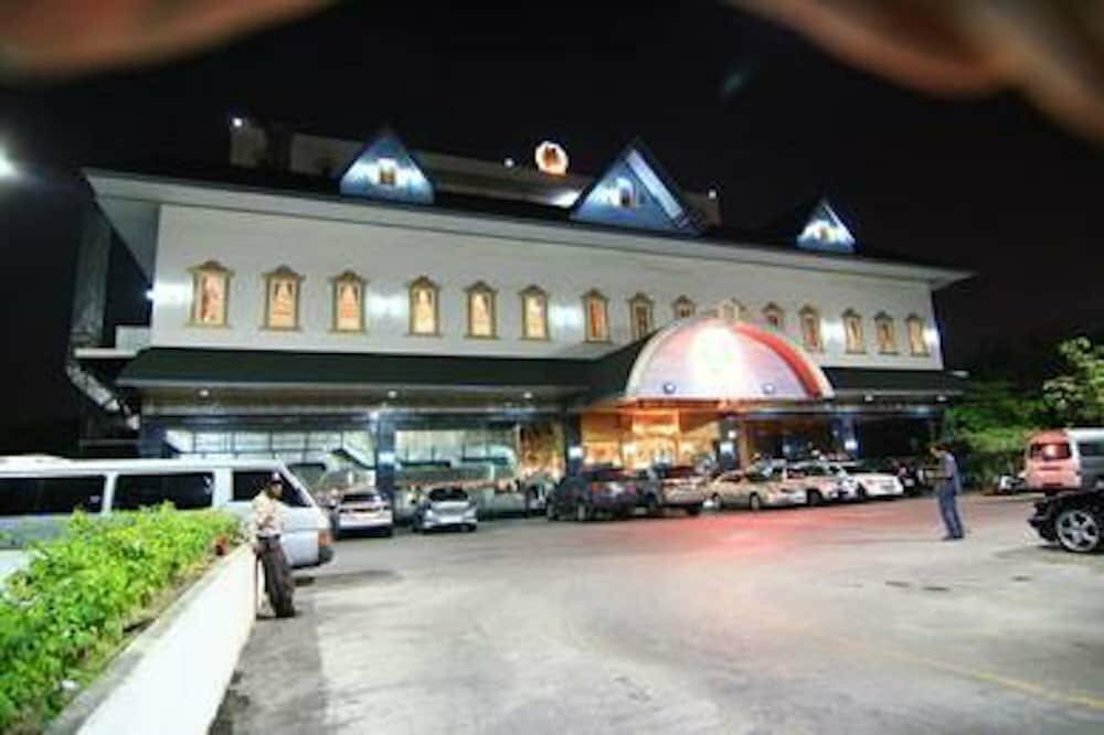 Hotel 13 Coins Ngamwongwan Hotel, Bangkok, photo