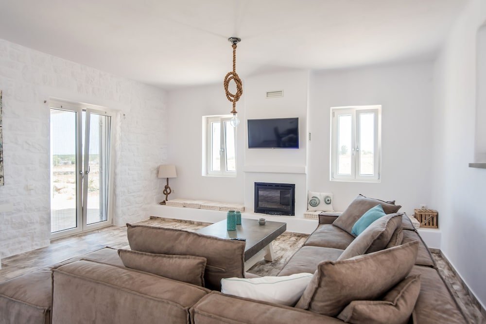 Фото Funky holiday home with pool, next to the beach by VillaRentalsgr