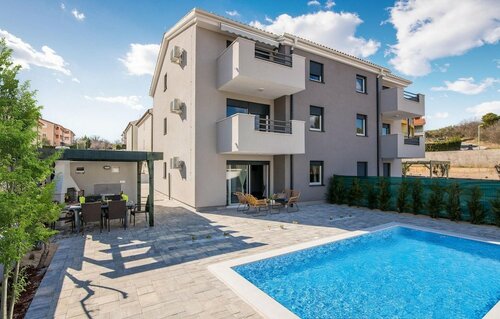 Жильё посуточно Amazing Apartment in Cizici With Outdoor Swimming Pool, Wifi and 2 Bedrooms