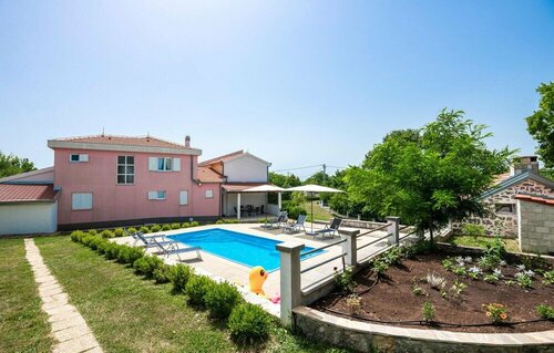 Гостиница Stunning Home in Studenci With 4 Bedrooms, Wifi and Outdoor Swimming Pool