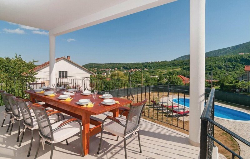 Жильё посуточно Stunning Home in Sinj With Outdoor Swimming Pool, Wifi and 5 Bedrooms