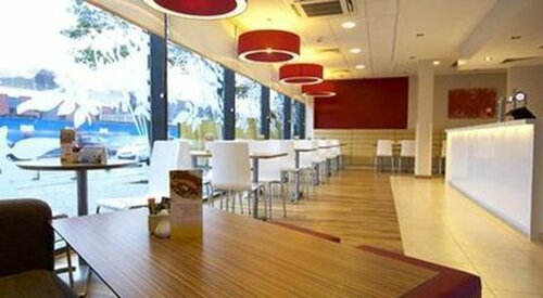 Внешний вид отеля Travelodge Manchester Upper Brook Street в Манчестере, фото 4