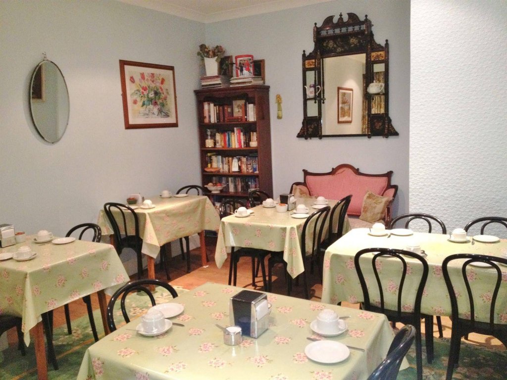 Фото Merlyn Court Hotel