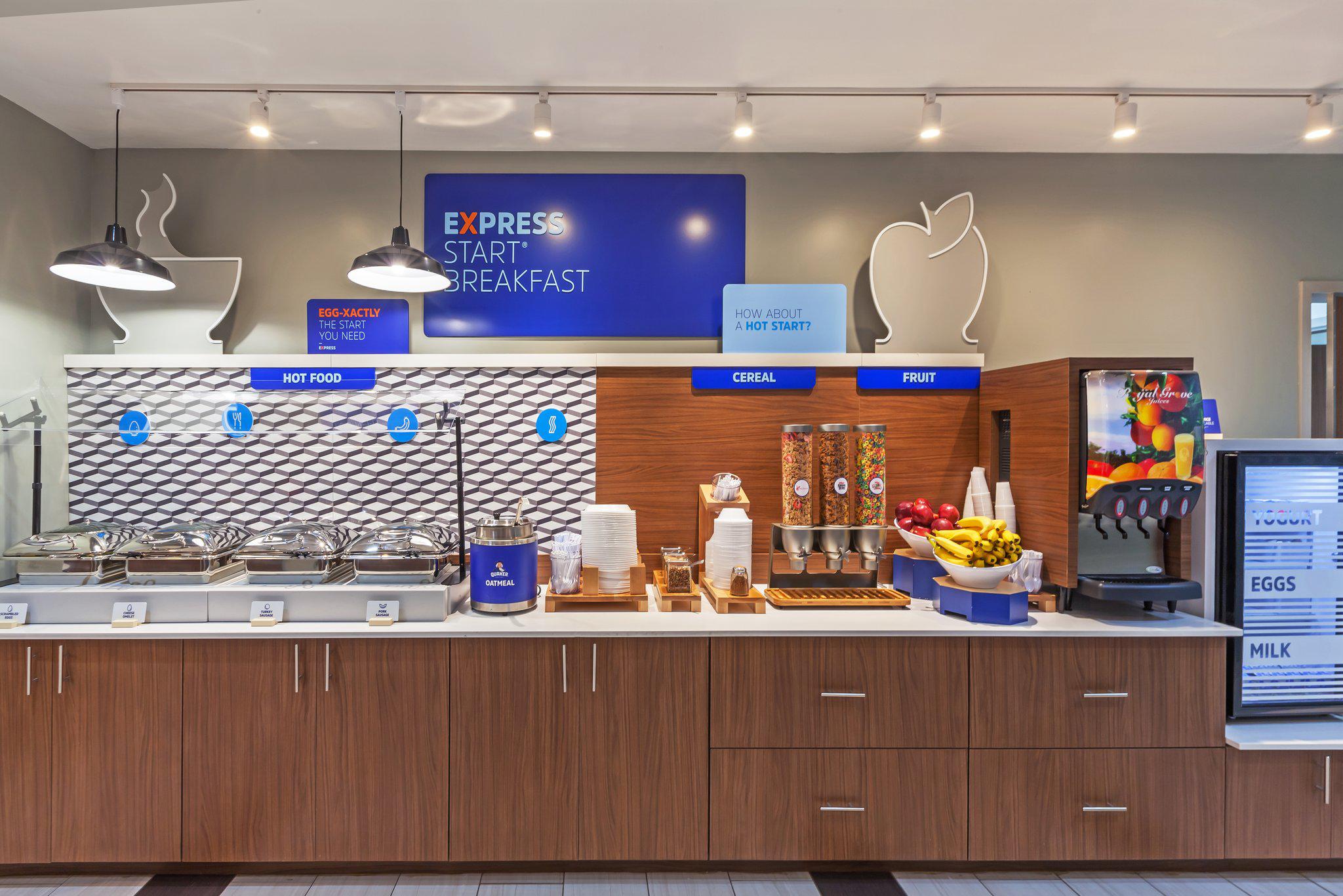 Фото Holiday Inn Express & Suites Tulsa South - Woodland Hills, an Ihg Hotel