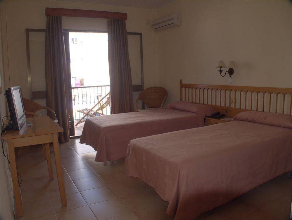 Фото Hotel Tres Jotas