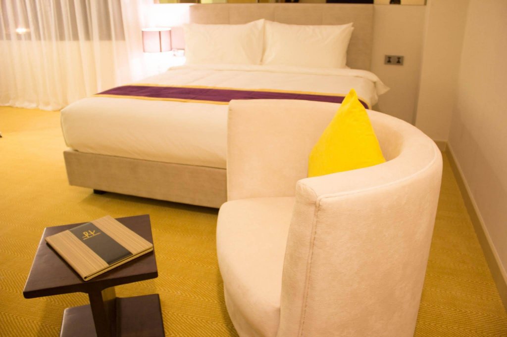 Фото Zen Rooms Royce Hotel