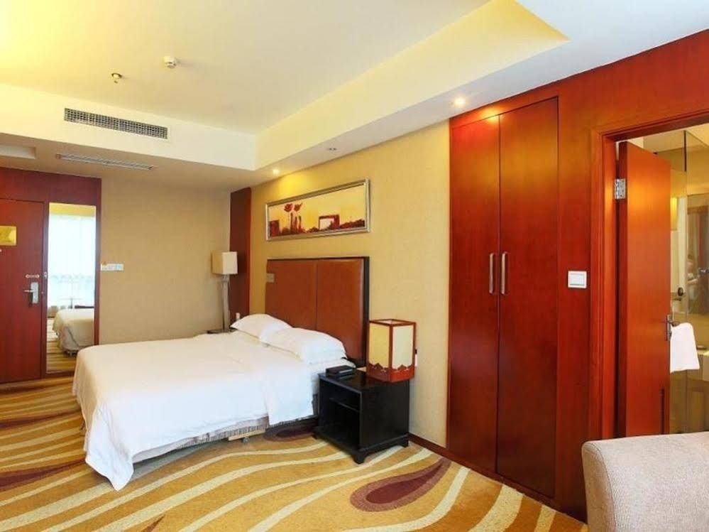 Фото Chongqing Minshan Hotel