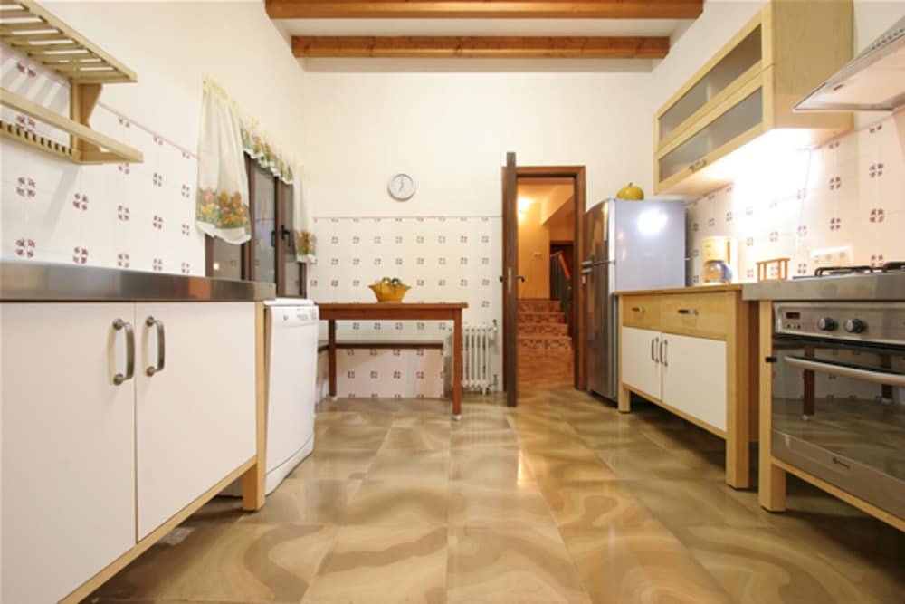 Фото Villa - 4 Bedrooms with Pool and WiFi - 108746