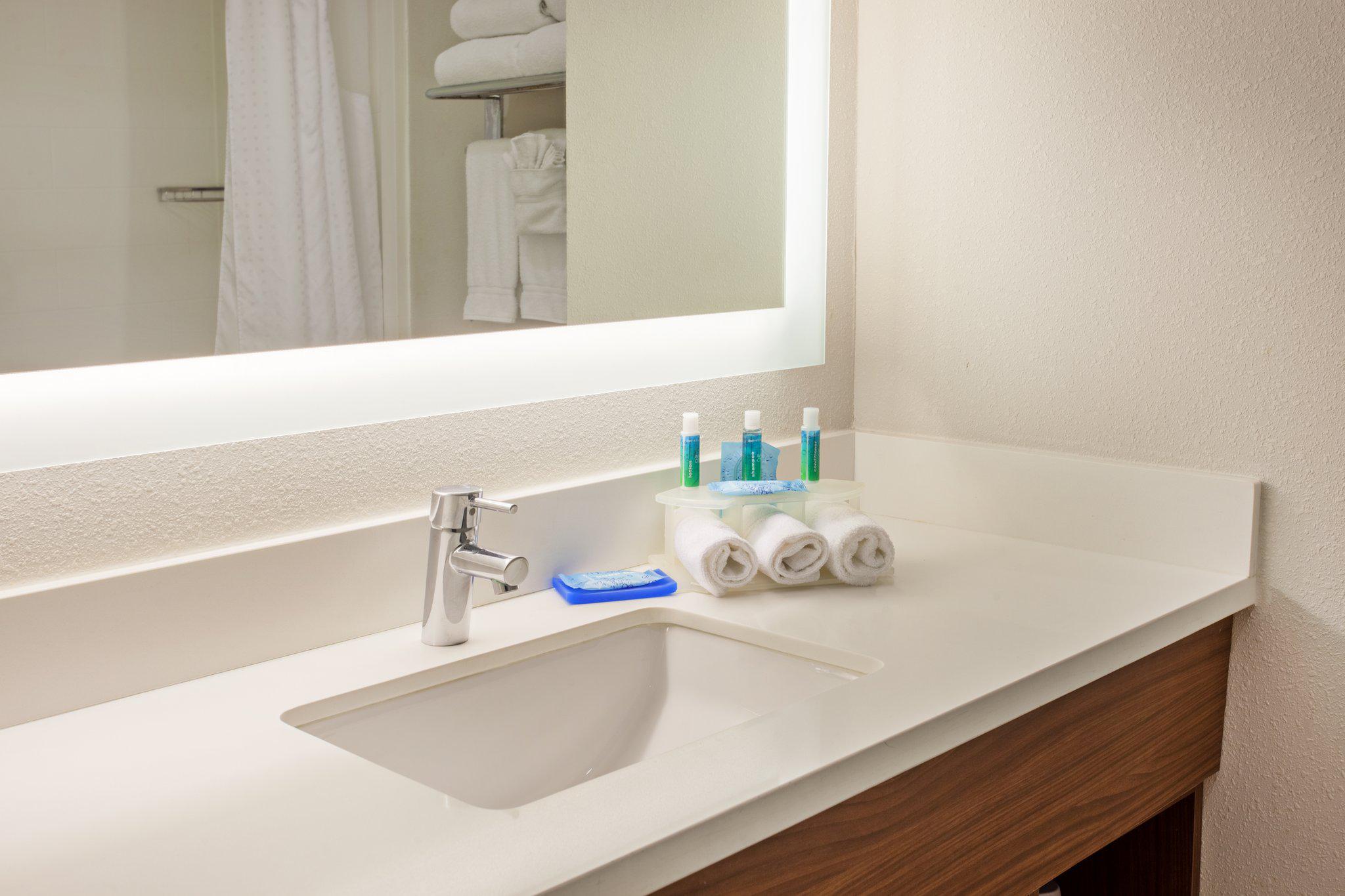 Фото Holiday Inn Express Hotel & Suites Corona, an Ihg Hotel