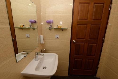 Фото Min Nandar Garden Hotel