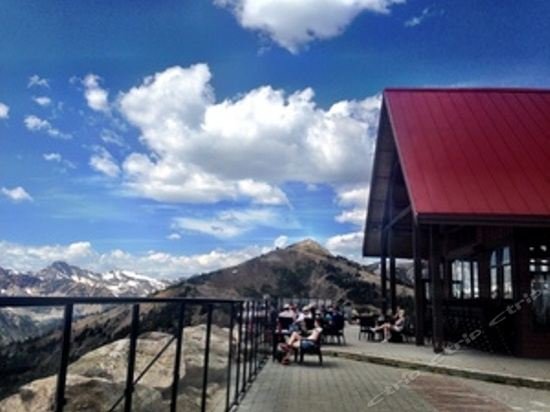 Фото Glacier Mountaineer Lodge