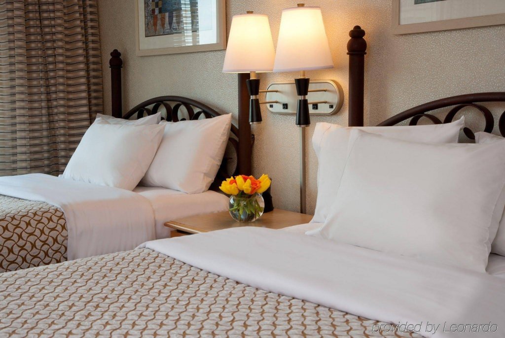 Фото Embassy Suites Indianapolis Downtown