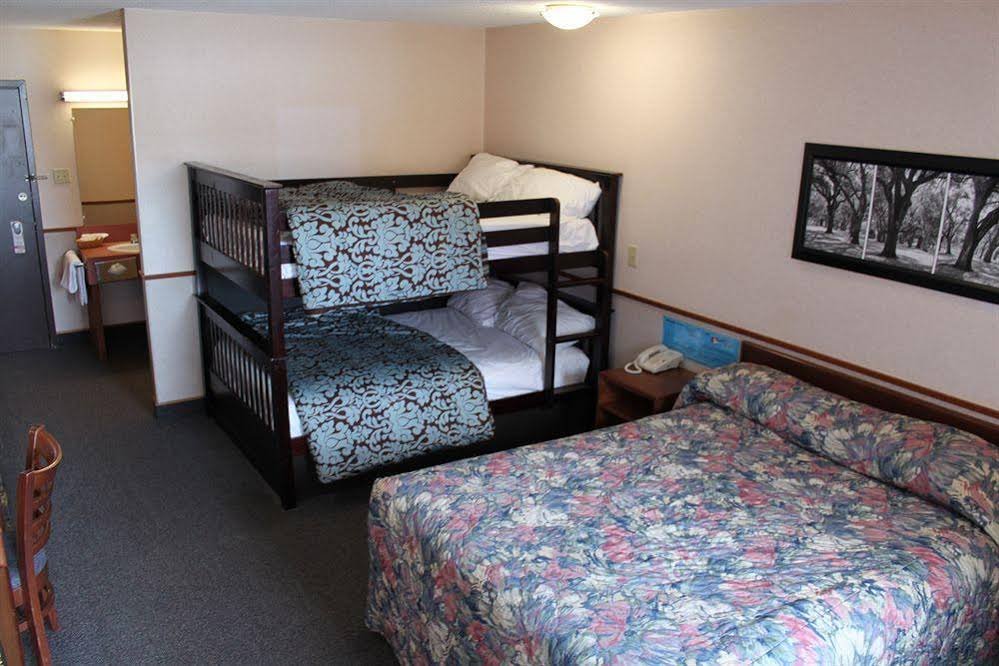 Фото Travelodge by Wyndham Brandon