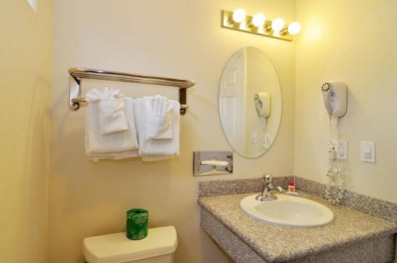 Фото Super 8 by Wyndham Monterey