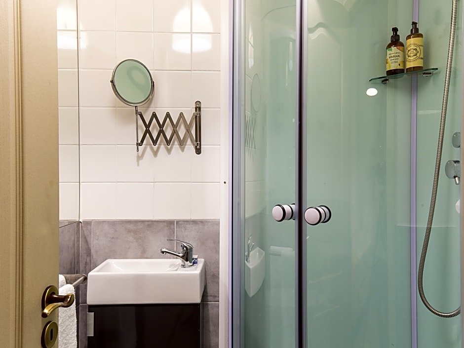 Фото The Indy House - Rooms and Apartments