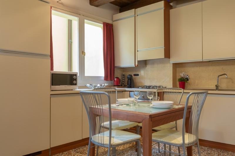 Фото Tra le Due Torri e Piazza Santo Stefano Apartment