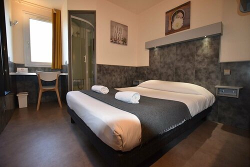 Гостиница Hôtel Face West Le Pontet