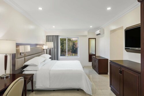 Гостиница Sheraton Samoa Aggie Grey's Hotel & Bungalows в Апиа