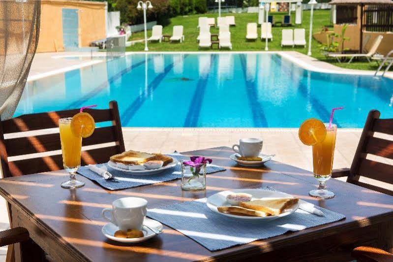 Фото Dominoes Aparthotel