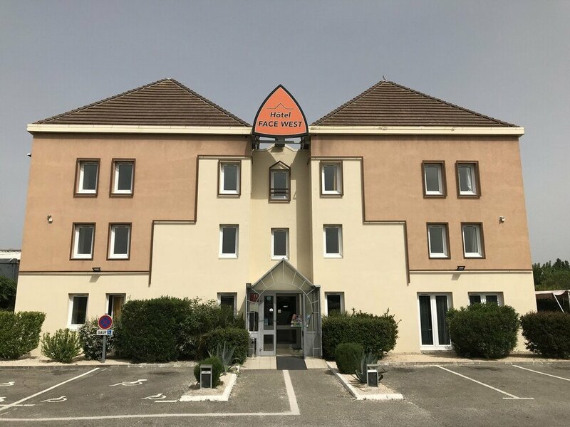 Гостиница Hôtel Face West Le Pontet