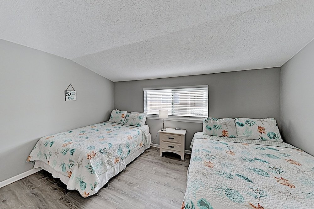 Фото Newly Remodeled W Pool - Steps To Beach! 2 Bedroom Condo