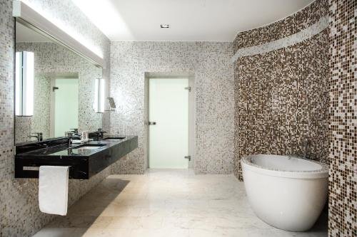 Фото Radisson Blu Hotel & Convention Centre, Kigali