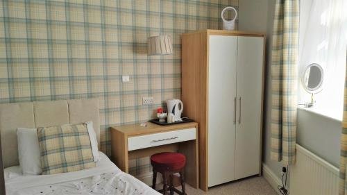 Фото Dukes Folly Hotel