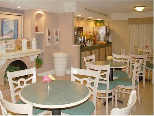 Гостиница La Quinta Inn by Wyndham Fort Myers Central в Форте Майерсе