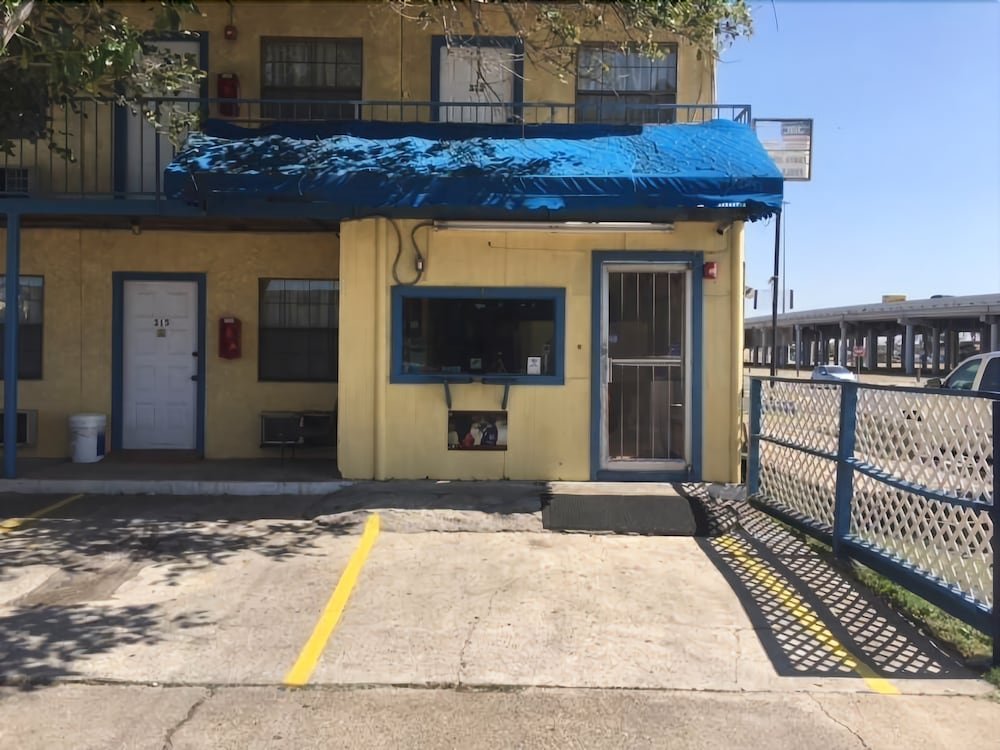 Фото Loma Alta Motel