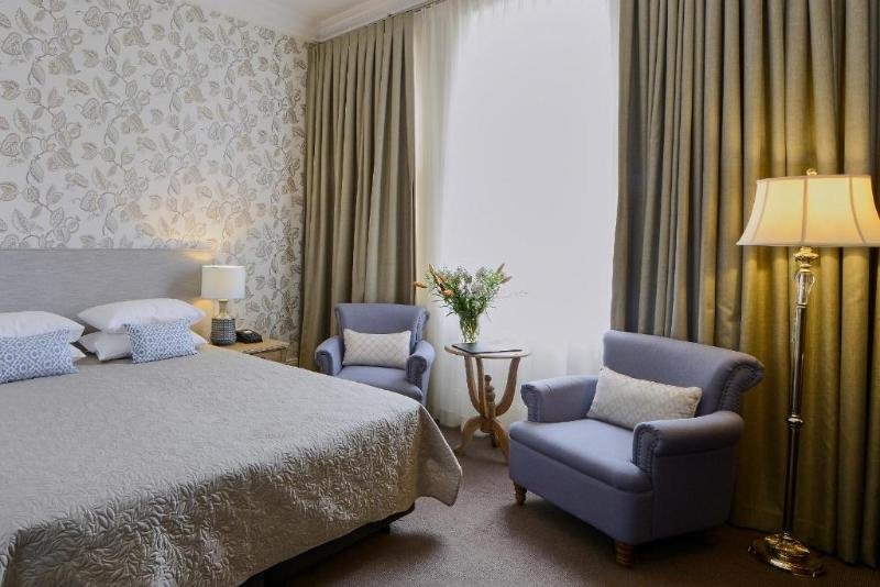 Фото The Russell Boutique Hotel