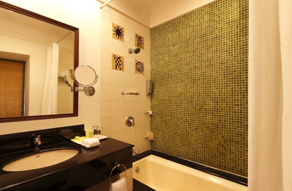 Фото Lemon Tree Amarante Beach Resort, Goa