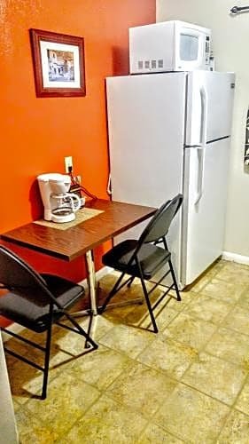 Фото Parkway Motel & European Lodges