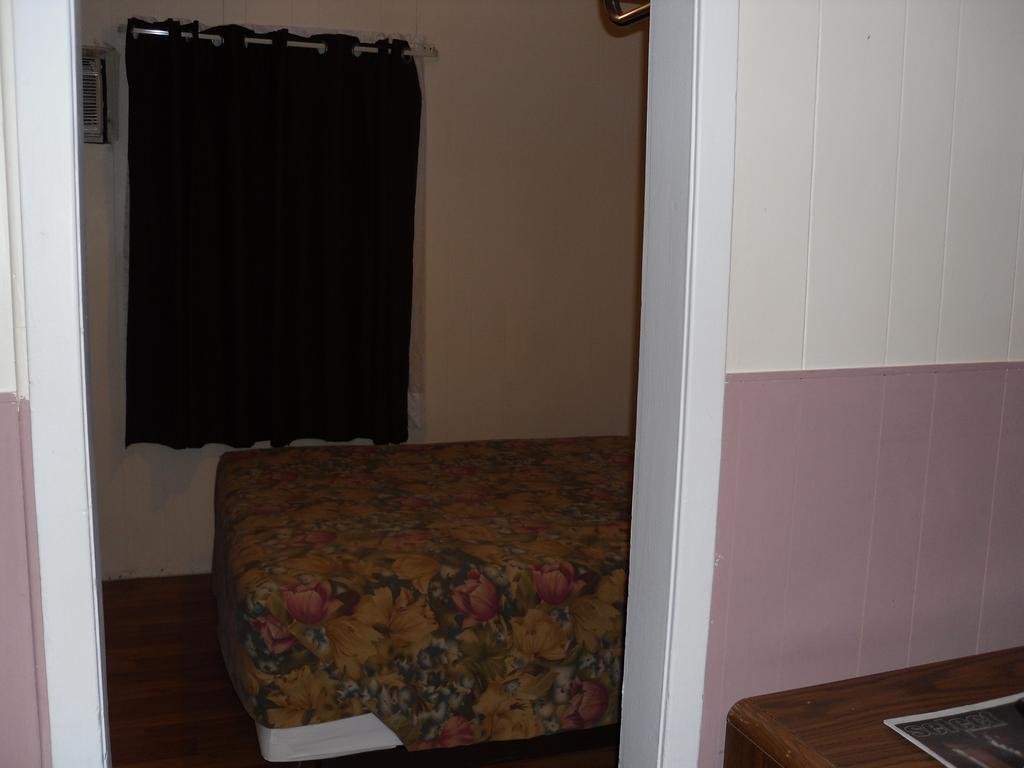 Фото Hotel Bethel - Fort MacLeod, Ab