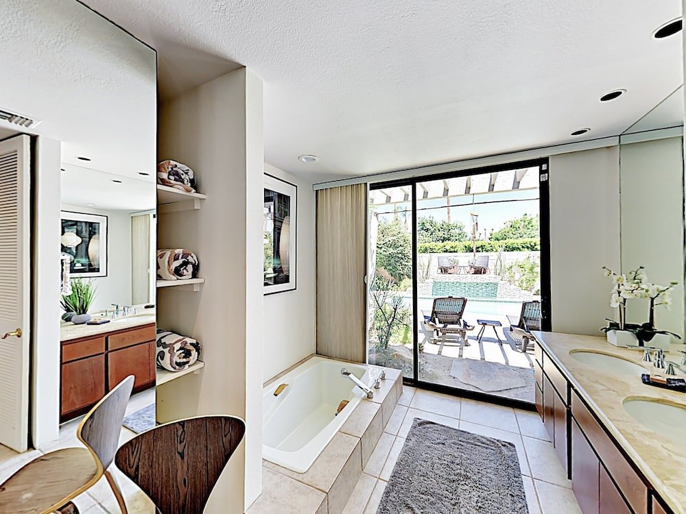 Фото Modern Palm Springs Condo by RedAwning