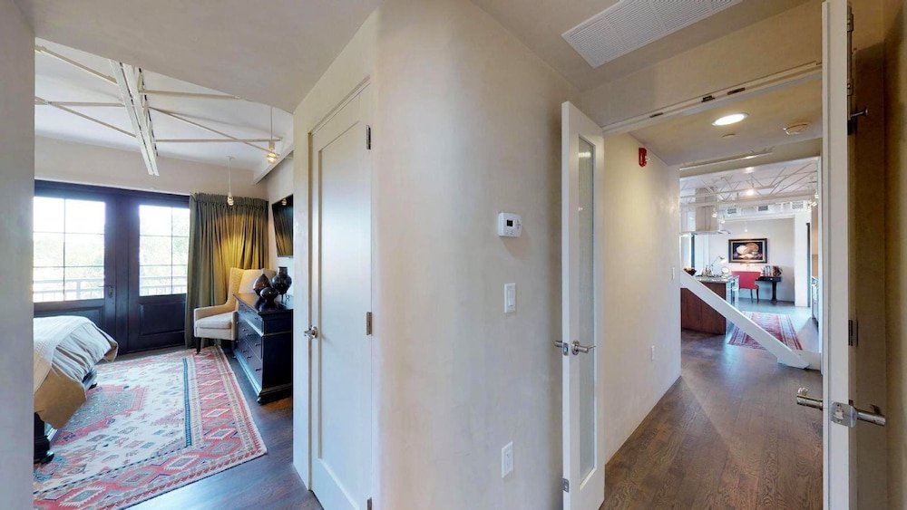 Фото The Lincoln 501