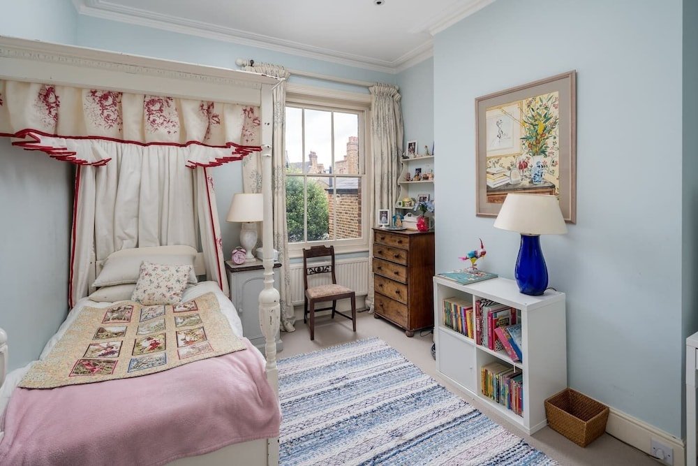 Фото Exceptional 4-bed house right by Battersea Park