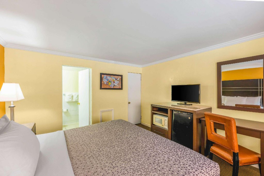 Фото Econo Lodge Beach and Boardwalk