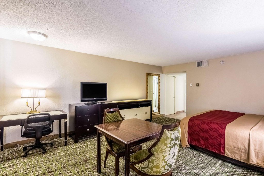 Фото Rodeway Inn & Suites