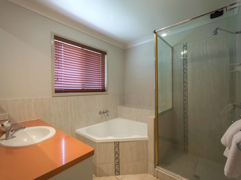 Фото Annand Mews Serviced Apartments
