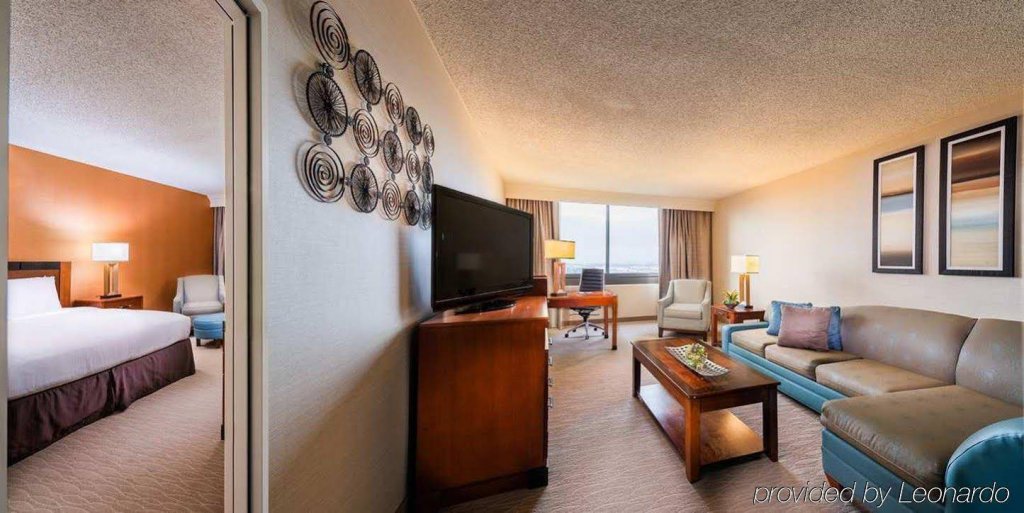 Фото Doubletree by Hilton Anaheim - Orange County
