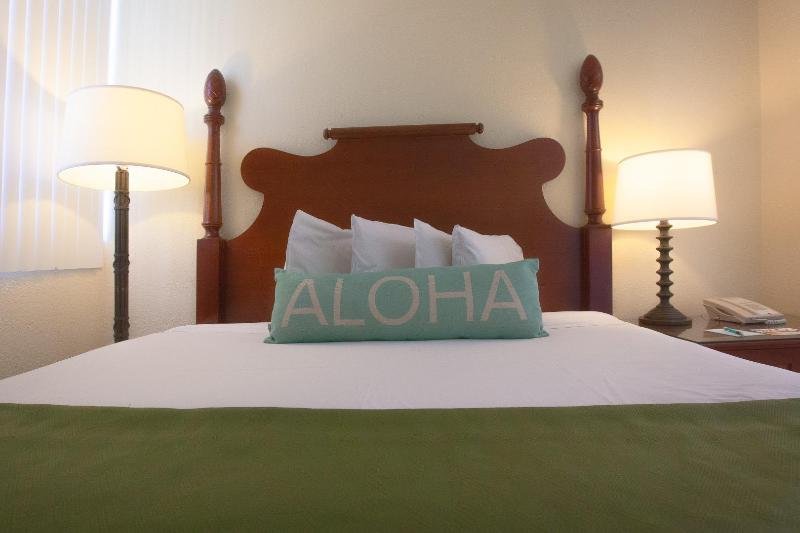 Фото Ohia Waikiki Studio Suites