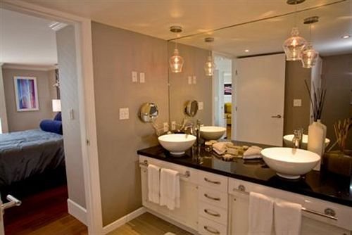 Фото Sandman Signature Vancouver Airport Hotel & Resort